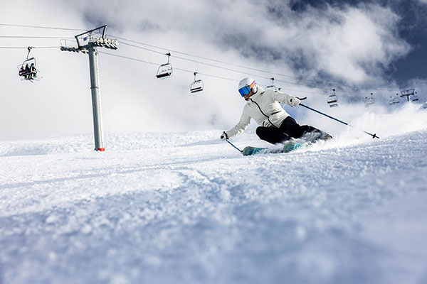 Sukset ja lumilaudat